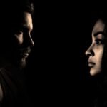 Kiedy facet udaje, że mu nie zależy?