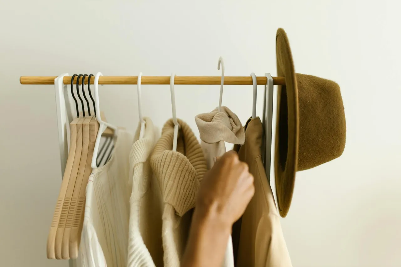 Capsule wardrobe na lato – co warto mieć w szafie? Komplety, kombinezony i sukienki